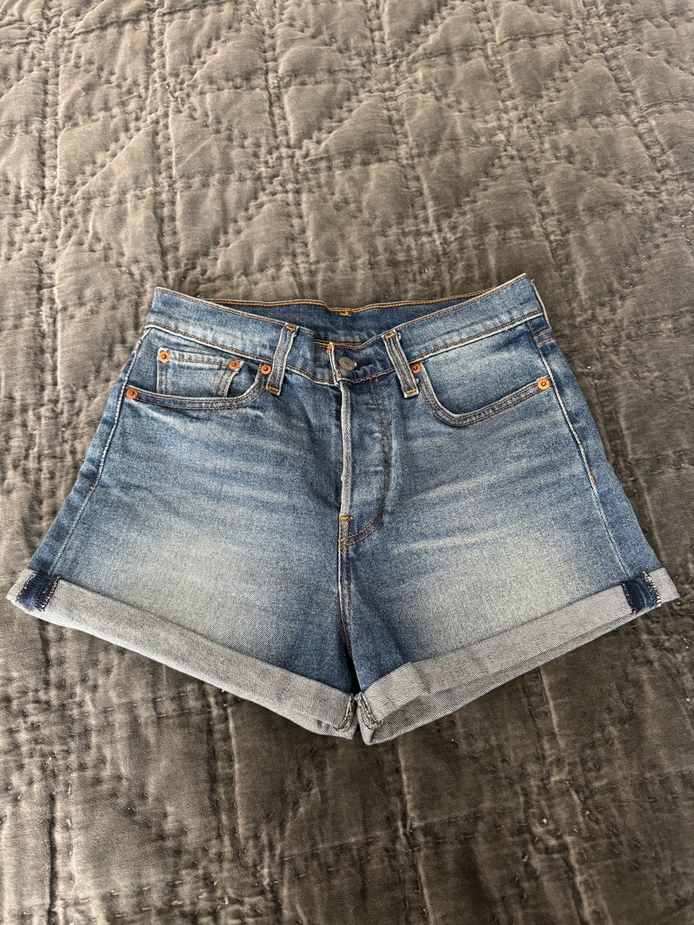 Levi Strauss &Co Classic Blue Denim Women's Roll-Cuff Shorts 28